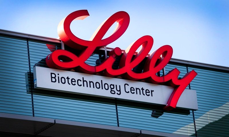 Eli Lilly investește masiv în medicamente dezvoltate cu ajutorul AI Gigantul farmaceutic american Eli Lilly a încheiat un acord de 2,75 miliarde de dolari cu compania Insilico Medicine, cu sediul în Hong Kong, pentru a dezvolta tratamente inovatoare bazate pe inteligența artificială
