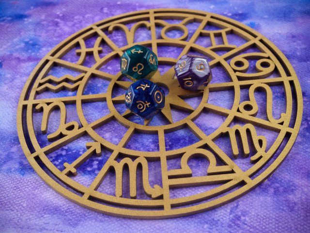 Aprilie 2026: Zilele norocoase și energiile astrologice care ne ghidează De Peroz Publicat la: 26.03.2026 10:29 Luna aprilie 2026 se anunță a fi o perioadă de transformare și acțiune, guvernată de energia puternică a zodiei Berbec