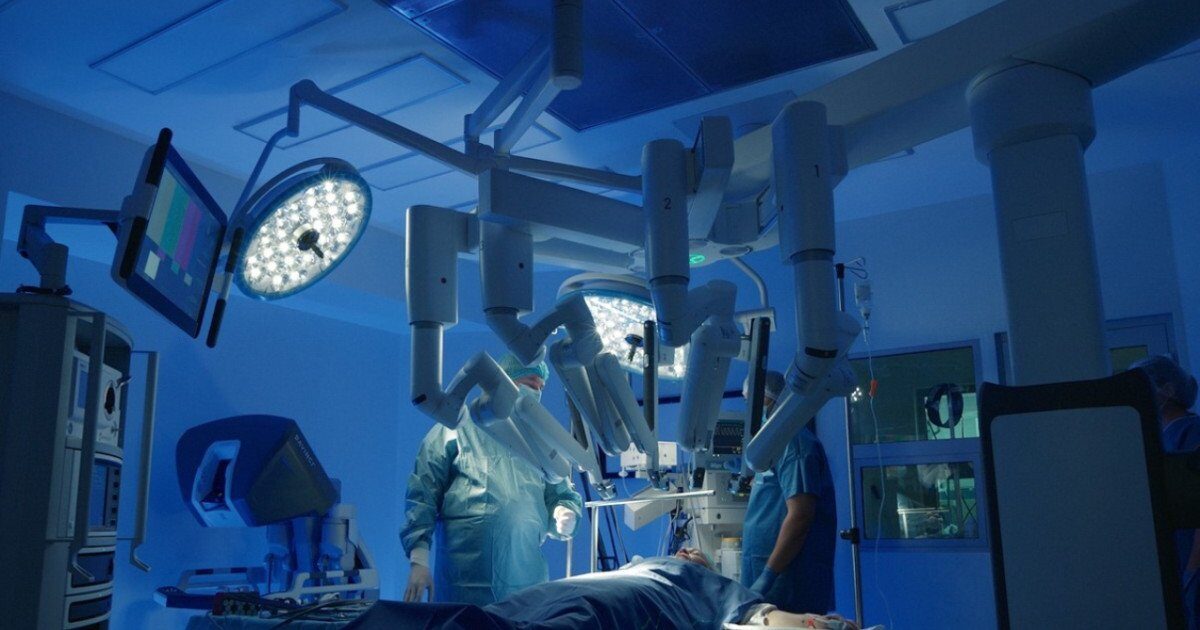 Proteze de șold montate cu ajutorul robotului: o premieră la spitalul foișor O pacientă în vârstă de 61 de ani a beneficiat recent de o intervenție chirurgicală complexă de dublă protezare de șold, realizată cu ajutorul unui robot chirurgical la Spitalul Foișor din București