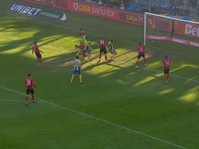 Petrolul Ploiești, cereri de penalty și frustrări în Superliga, după un weekend plin de controverse Finalul de săptămână fotbalistic a adus cu sine o serie de momente controversate, cu echipe nemulțumite de deciziile arbitrilor