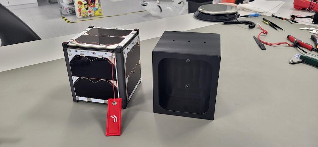 Un satelit românesc, lansat cu succes în spațiu de o rachetă SpaceX Un satelit dezvoltat în România, numit EMISAR, a fost lansat cu succes în spațiu la bordul unei rachete SpaceX Falcon 9