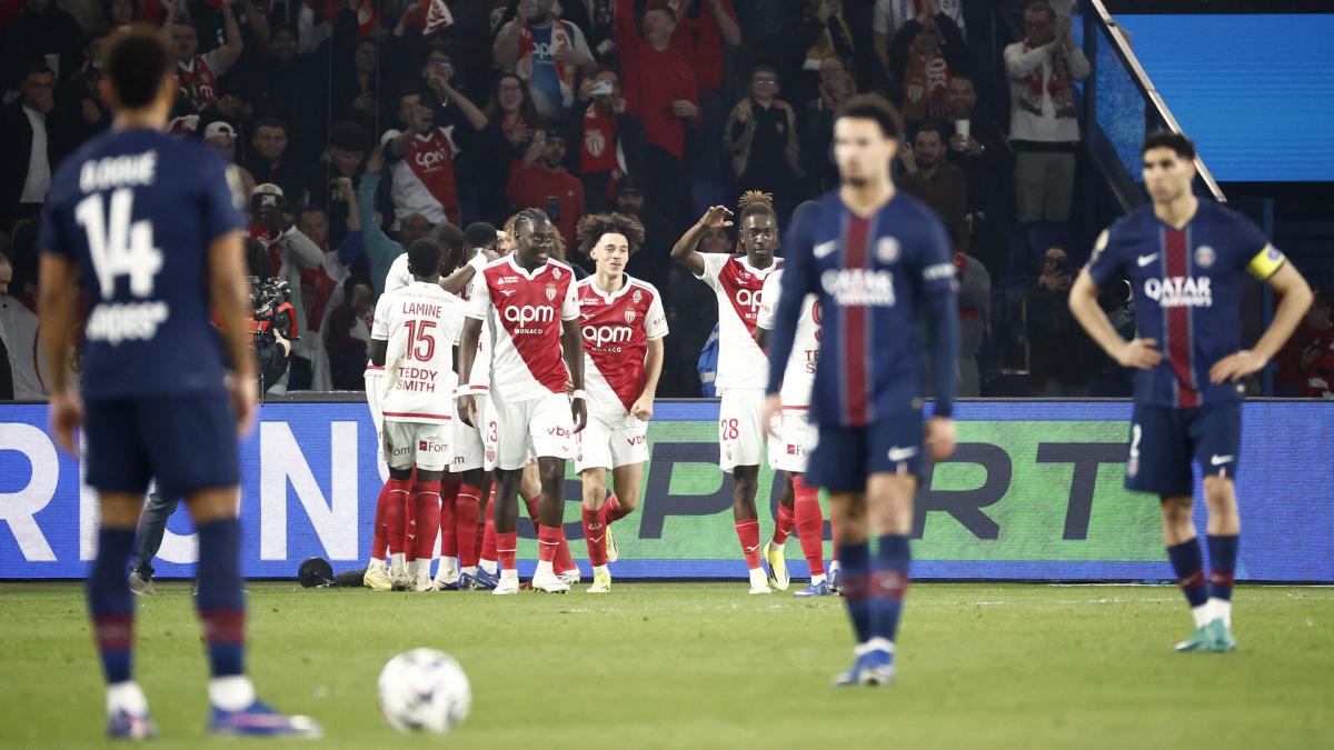 PSG, în cădere liberă: Înfrângerea cu Monaco ridică semne de întrebare Paris Saint-Germain traversează o perioadă dificilă, iar înfrângerea suferită pe teren propriu în fața celor de la AS Monaco (1-3) nu face decât să amplifice îngrijorările