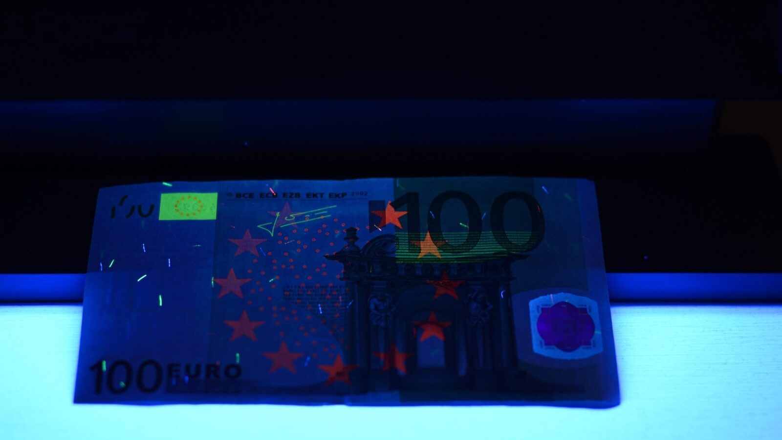 Falsificatori de bancnote, prinși în flagrant în Brăila și Galați Brăila și Galați sunt teatrul unor recente operațiuni de amploare, în care autoritățile au reținut mai mulți suspecți implicați în falsificarea și utilizarea de bancnote contrafăcute