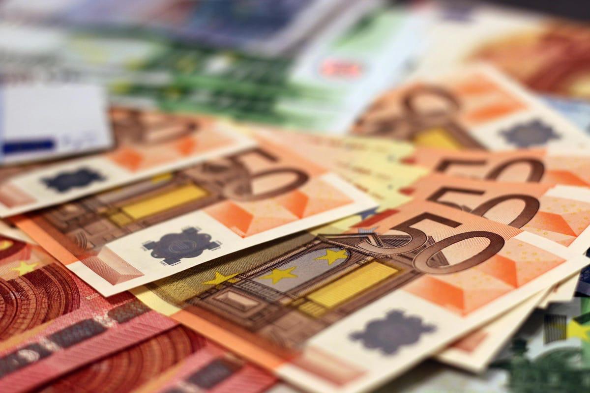 Scandal la granița: Ungaria reține un transport de milioane de dolari și euro, suspectat de spălare de bani Autoritățile ungare au reținut vineri două vehicule blindate care transportau importante sume de bani, aur și alte valori