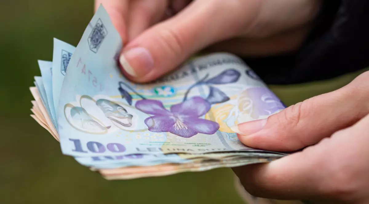 Venit Minim Garantat pentru Cei Afectați de Inteligența Artificială: Un Nou Experiment Un program pilot lansat de organizațiile non-profit AI Commons Project și What We Will oferă un venit minim garantat de 1.000 de dolari lunar persoanelor care și-au pierdut locul de muncă din cauza automatizării