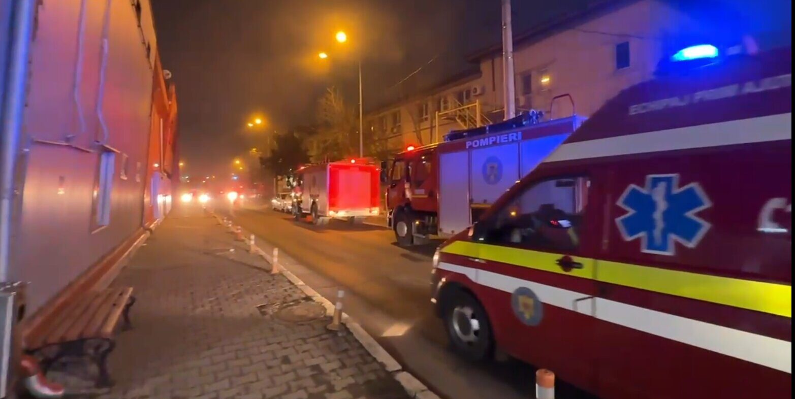 Explozie puternică într-o locuință din București, o persoană a decedat O explozie urmată de incendiu a zguduit o casă de pe strada Pietrele Doamnei din sectorul 6 al Capitalei, în dimineața zilei de 3 martie, în jurul orei 3:30