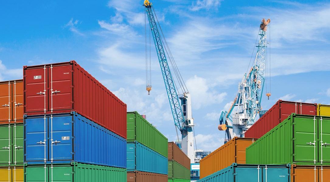 Deficitul comercial al României s-a redus în ianuarie, dar importurile rămân ridicate Deficitul comercial al României a înregistrat o contracție de 15% în ianuarie, ajungând la 2,33 miliarde de euro, potrivit datelor publicate de Institutul Național de Statistică (INS)