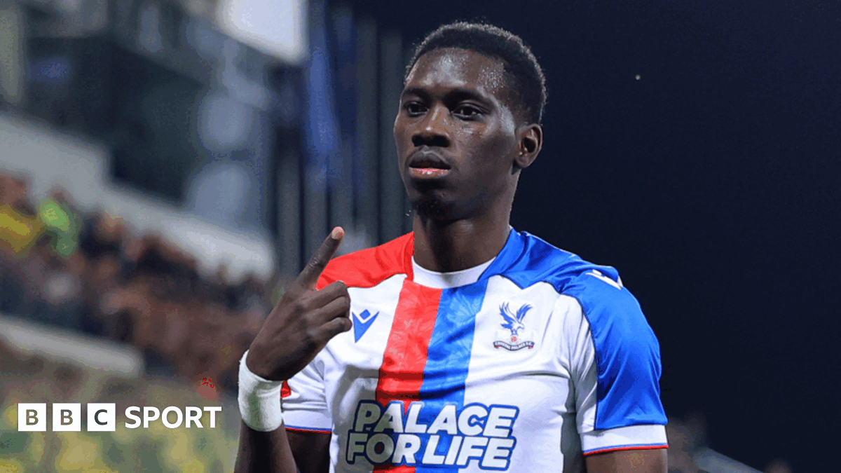 Sarr, eroul lui Crystal Palace: dublă și calificare dramatică în sferturile Conference League Crystal Palace a trecut cu emoții de AEK Larnaca în optimile de finală ale Conference League, asigurându-și un loc în sferturile de finală după o victorie dramatică cu 2-1, obținută după prelungiri