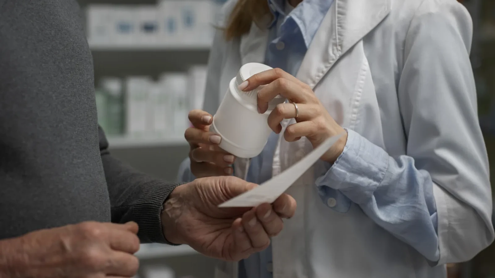 Farmacist-șef din Capitală, acuzat de fraudă cu medicamente de peste 2 milioane de euro Un farmacist șef de la Centrul Medical de Diagnostic, Tratament Ambulatoriu și Medicină Preventivă (CMDTAMP) din București este anchetat de procurori pentru o presupusă fraudă cu medicamente, ce se ridică la 11 milioane de lei, echivalentul a peste 2 milioane de euro, conform surselor judiciare