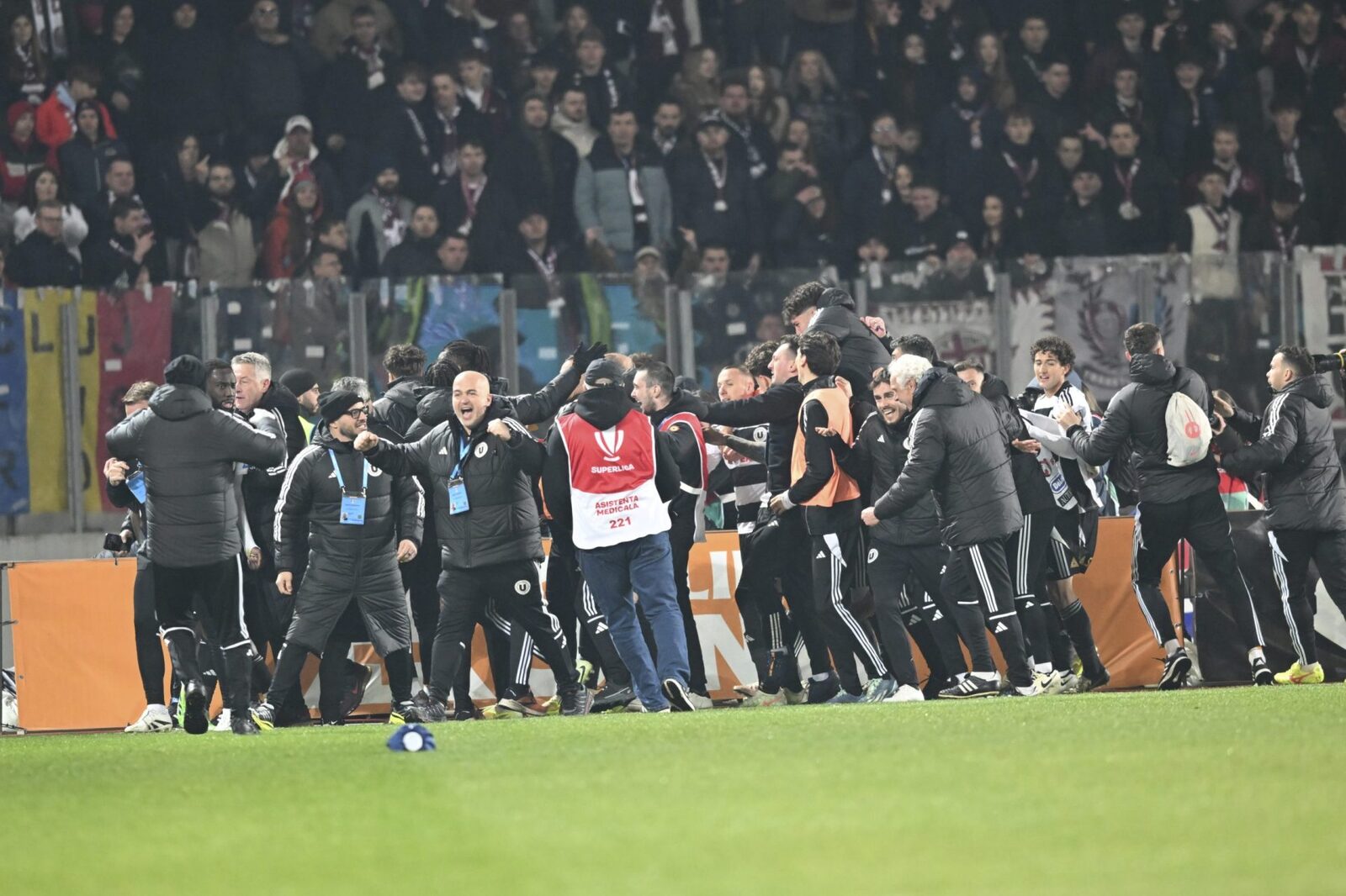 U Cluj a învins CFR Cluj în derby-ul clujean, cu un gol marcat de Mendy Universitatea Cluj a învins CFR Cluj în prima etapă a play-off-ului Superligii, într-un meci plin de suspans și dramatism