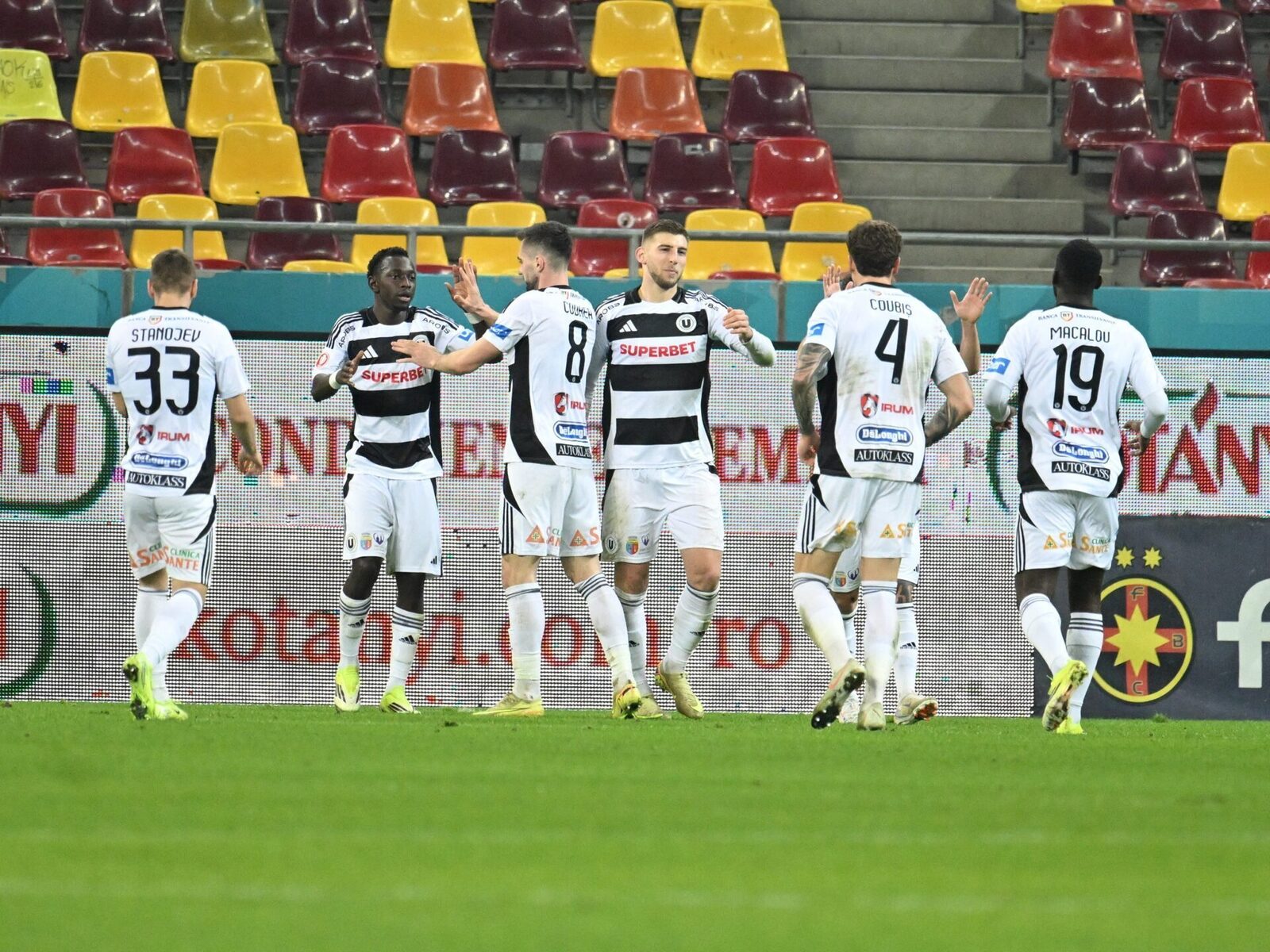 Jovo Lukic, revelația din SuperLiga României: de la umbra Craiovei la lumina Clujului Sezonul regulat al SuperLigii României se apropie de final, iar lupta pentru play-off devine tot mai intensă