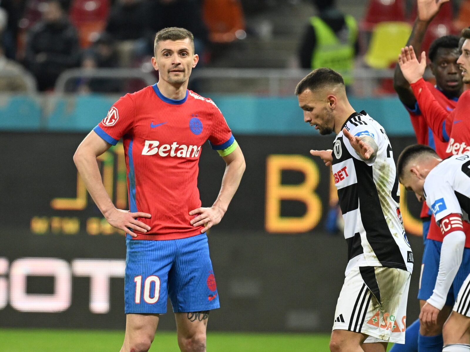 FCSB, în criză: Înfrângere usturătoare cu U Cluj și demisii Echipa de fotbal FCSB se confruntă cu o perioadă dificilă, marcată de o înfrângere categorică în fața celor de la U Cluj, scor 1-3, pe Arena Națională