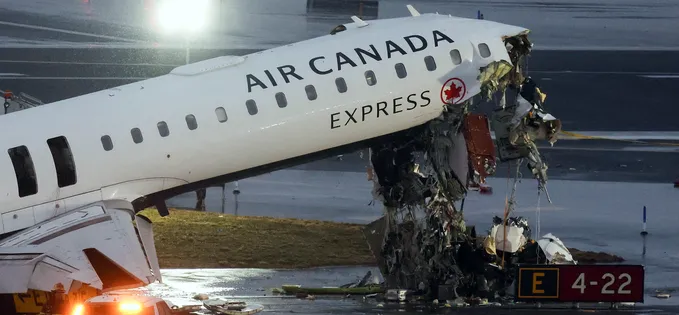 Accident aviatic fatal la New York: doi piloți și-au pierdut viața Un tragic accident aviatic a avut loc pe aeroportul LaGuardia din New York, soldat cu moartea a doi piloți