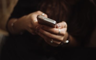 O avocată din Botoșani este cercetată penal după ce ar fi introdus în mod repetat telefoane mobile într-un penitenciar, facilitând astfel escrocherii prin metoda „accidentul”