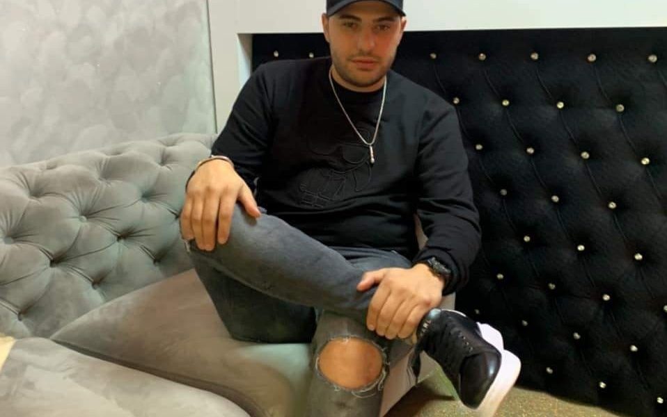 Fiul lui Nicolae Guță, prins drogat și cu permisul suspendat, va fi prezentat în fața magistraților Un bărbat de 34 de ani din Petroșani, identificat ca fiind fiul cunoscutului interpret Nicolae Guță, se confruntă cu probleme serioase cu legea, după ce a fost oprit de polițiști în trafic