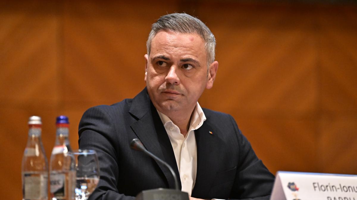 Barbu solicită plafonarea prețurilor la alimentele de bază și evocă o posibilă criză Ministrul Agriculturii, Florin Barbu, a cerut guvernului să ia măsuri urgente pentru plafonarea adaosului comercial la alimentele de bază