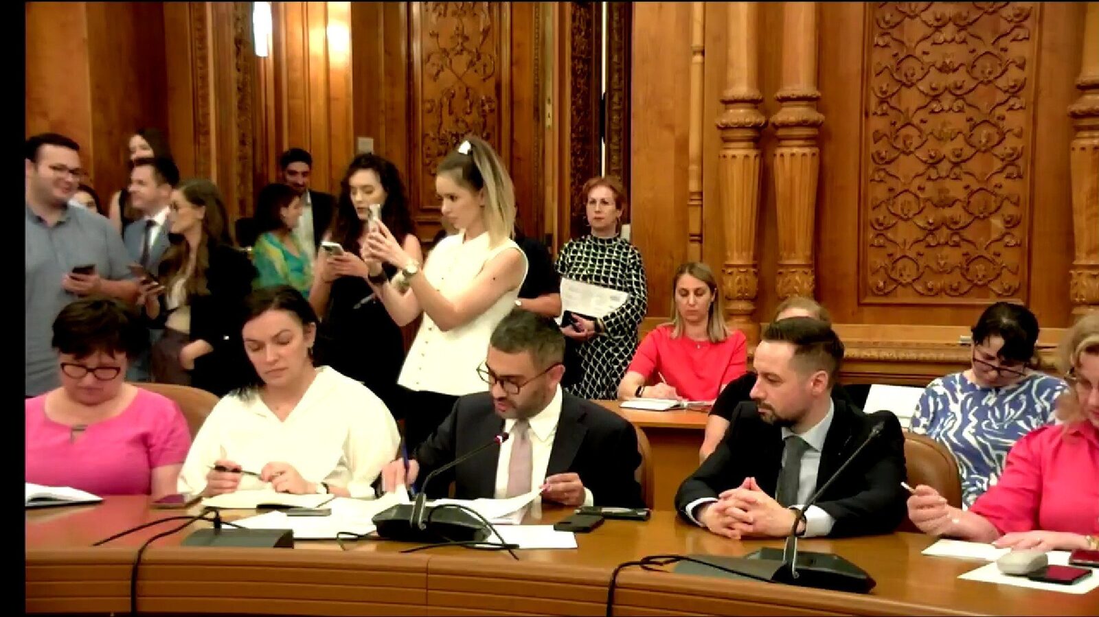 Pachetul de solidaritate, ignorat în bugetul pentru 2026: Manole cere rectificare Ministrul Muncii, Florin Manole, a anunțat miercuri că pachetul de solidaritate, menit să sprijine pensionarii și familiile vulnerabile, nu se regăsește în proiectul de buget pentru anul 2026