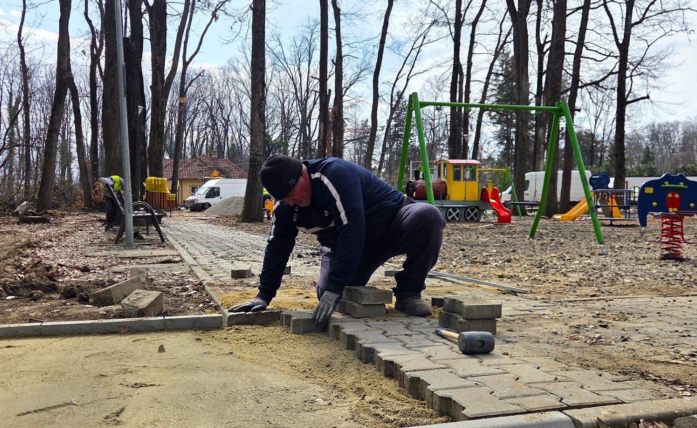 Aleea Privighetorilor intră în modernizare: locuri de joacă, alei și parcare nouă Primăria Sectorului 1 anunță o serie de lucrări de modernizare pe Aleea Privighetorilor, din Pădurea Băneasa