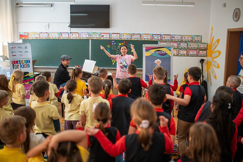 „Classic for Kids” revine cu concerte și ateliere dedicate muzicii clasice în șapte județe Proiectul educațional „Classic for Kids”, menit să apropie copiii de muzica clasică, revine în acest an cu o serie de 22 de concerte și ateliere interactive