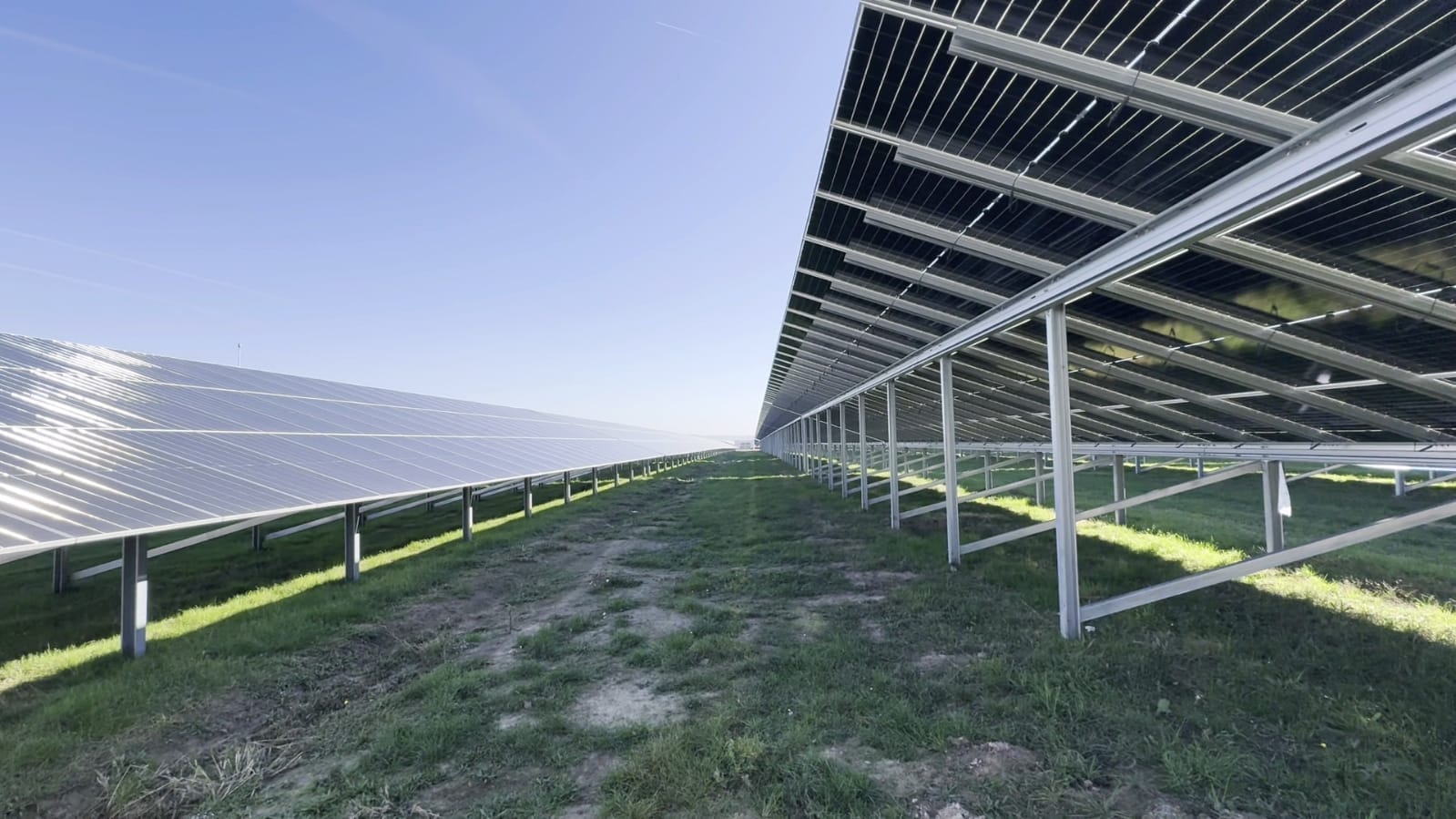 Record de producție pentru energia solară în România: parc fotovoltaic la capacitate maximă Vineri, la ora 12:48, România a stabilit un nou record de producție de energie solară