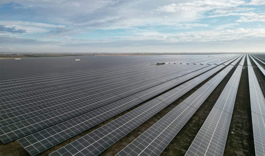 Enery atrage o finanțare de 460 milioane de euro pentru un proiect hibrid de energie regenerabilă în România Enery, producător independent de energie regenerabilă în Europa Centrală și de Est (CEE), a obținut o finanțare verde sindicalizată de 460 de milioane de euro