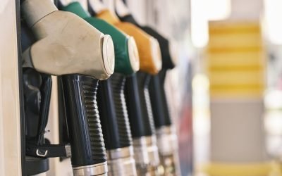 Guvernul ia în calcul măsuri pentru a limita prețul carburanților sub 10 lei/litru Ministrul Energiei, Bogdan Ivan, a anunțat că guvernul analizează cinci scenarii pentru a gestiona impactul creșterii prețurilor la țiței și motorină, cu scopul de a împiedica majorarea prețului carburanților la peste 10 lei pe litru