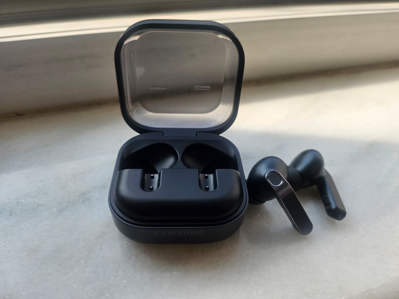 Samsung lansează Galaxy Buds4 Pro: O actualizare importantă în lupta pentru supremația căștilor wireless Samsung a lansat recent noile căști wireless Galaxy Buds4 Pro, un produs care promite o experiență audio îmbunătățită, apeluri clare și un design optimizat pentru confort