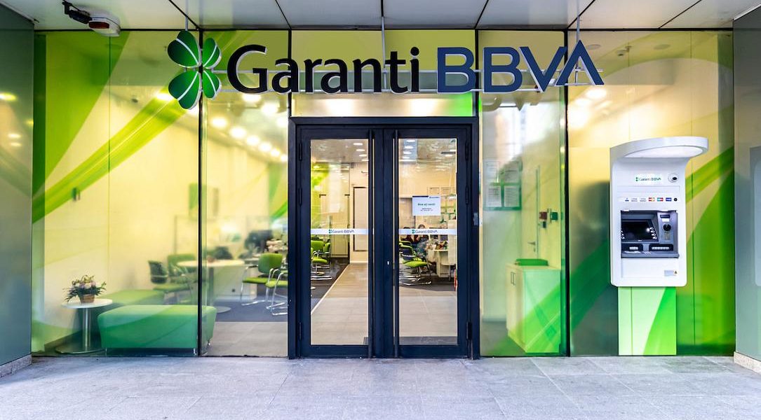 Garanti BBVA neagă oficial vânzarea subsidiarei din România, dar lasă ușa deschisă negocierilor Grupul financiar turc Garanti BBVA, controlat în proporție de 86% de grupul spaniol Banco Bilbao Vizcaya Argentaria (BBVA), a reacționat oficial la informațiile apărute în spațiul public privind posibila vânzare a subsidiarei sale din România către Raiffeisen Bank International