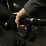 Motorina, mai scumpă la pompă decât ar fi normal: o analiză a pieței de carburanți Prețul motorinei la pompă în România este cu aproximativ 10 bani pe litru mai mare decât nivelul considerat corect, potrivit unei analize realizate de Asociația Energia Inteligentă (AEI)