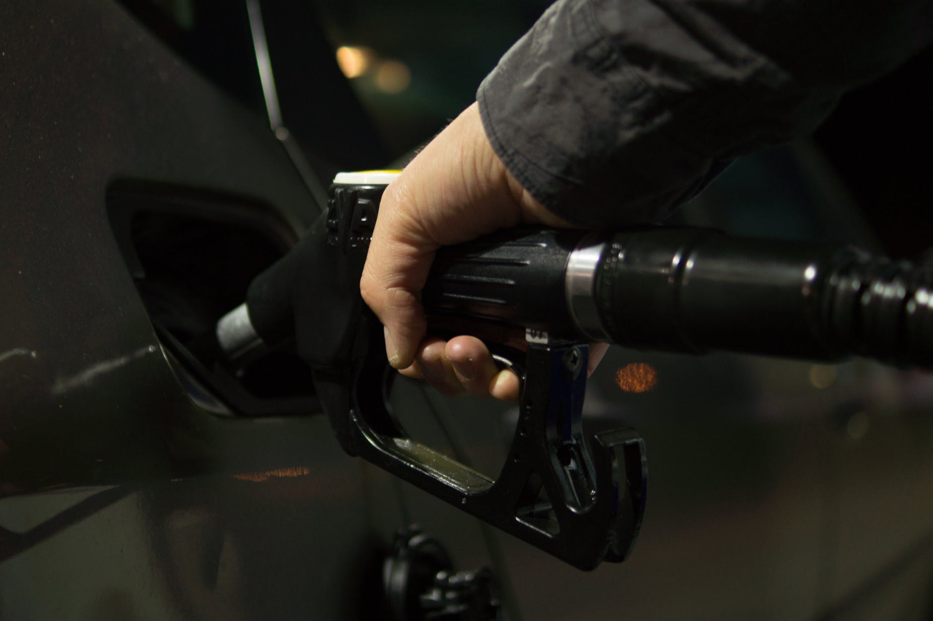 Motorina, mai scumpă la pompă decât ar fi normal: o analiză a pieței de carburanți Prețul motorinei la pompă în România este cu aproximativ 10 bani pe litru mai mare decât nivelul considerat corect, potrivit unei analize realizate de Asociația Energia Inteligentă (AEI)