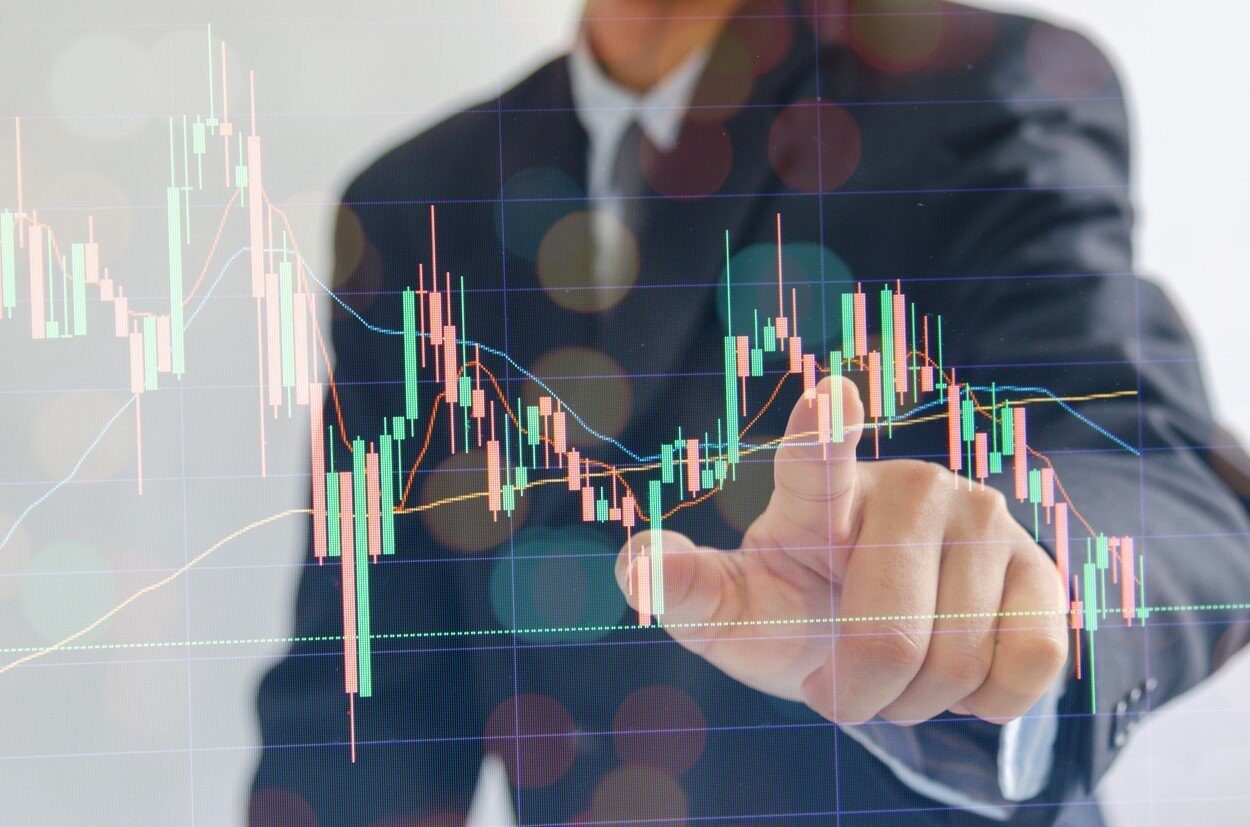 Bursa de la București recuperează, dar tensiunile geopolitice persistă Bursa de Valori București a înregistrat o creștere de 1,3% miercuri, indicele principal BET demonstrând o reziliență relativă în fața tensiunilor geopolitice
