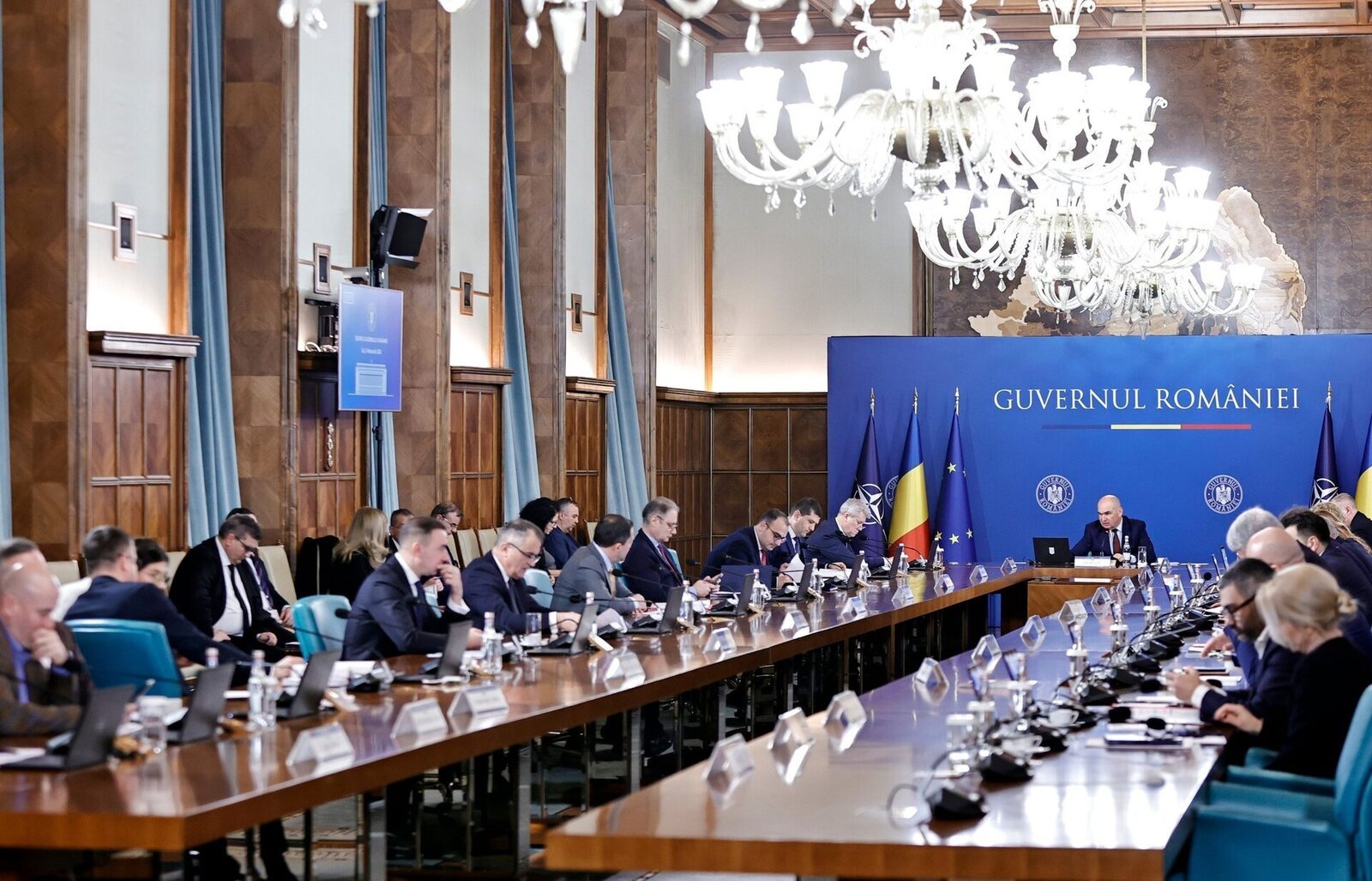 România mobilizează eforturi pentru repatrierea cetățenilor blocați în Orientul Mijlociu Guvernul României a anunțat luni, în urma unei ședințe convocate pentru a discuta situația cetățenilor români afectați de conflictul din Orientul Mijlociu, că va activa mecanismul european pentru repatriere