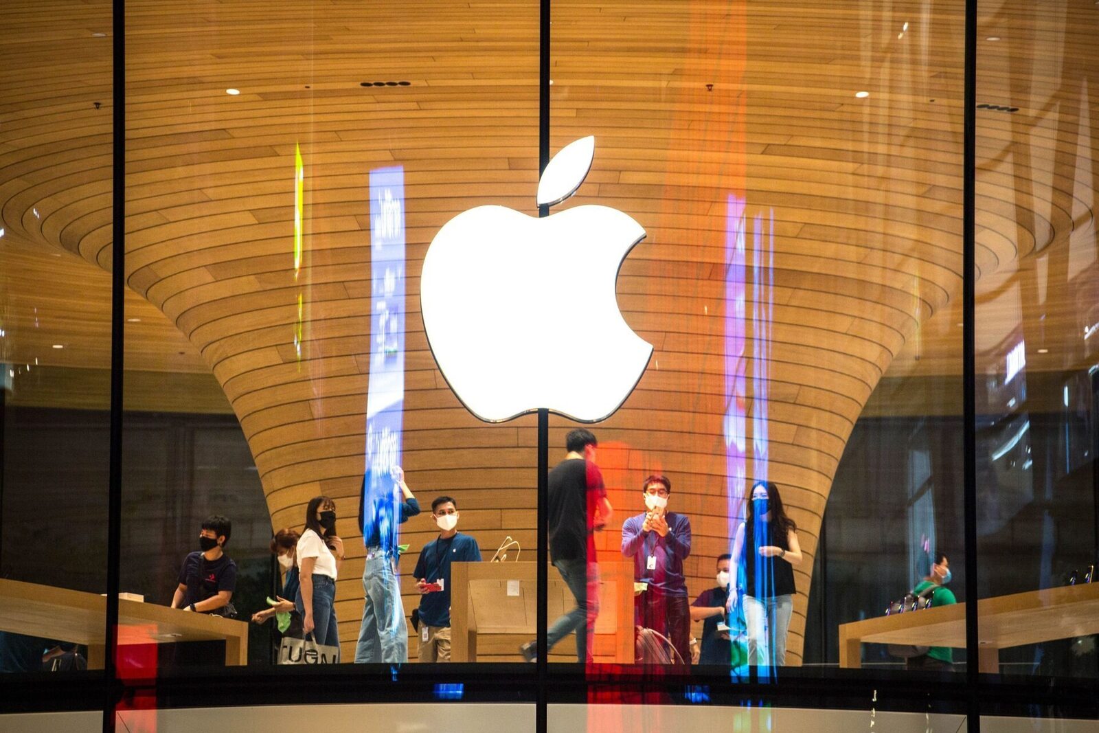 Apple majorează prețurile pentru noua gamă MacBook Pro, odată cu lansarea procesoarelor M5 Gigantul tehnologic american Apple a anunțat o majorare a prețurilor pentru întreaga gamă MacBook Pro, odată cu lansarea noilor procesoare M5 Pro și M5 Max