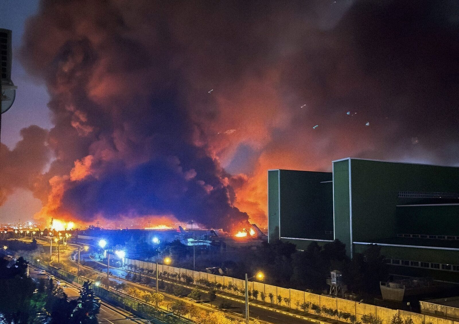 Iranul avertizează asupra unui conflict de lungă durată cu SUA și Israel Gardienii Revoluției din Iran au transmis duminică, prin intermediul agențiilor de presă, că forțele armate iraniene sunt pregătite pentru un conflict militar prelungit cu Statele Unite ale Americii și Israel