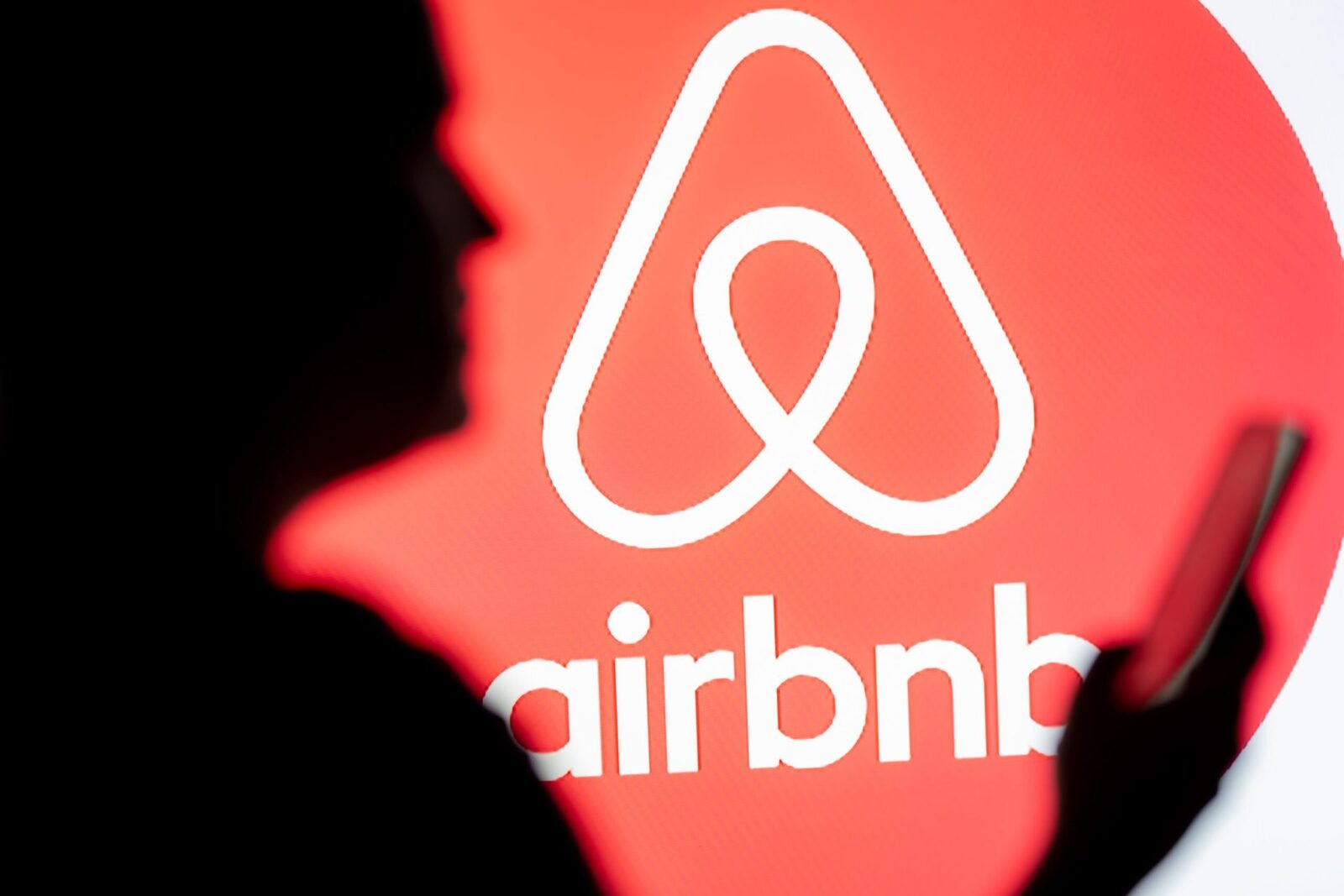 Airbnb intră pe piața transportului privat: platforma adaugă servicii de transfer pentru călători Airbnb își extinde oferta de servicii, lansând un parteneriat cu Welcome Pickups pentru a oferi utilizatorilor posibilitatea de a rezerva curse private direct din aplicație