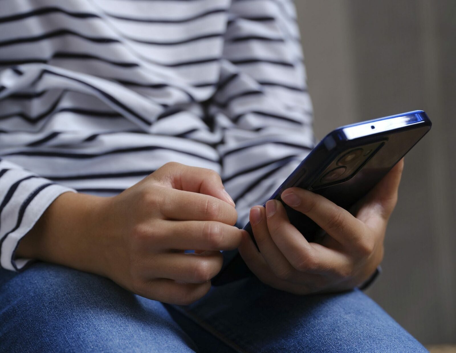 Furturile de telefoane mobile, un fenomen transnațional cu ramificații europene Un simplu furt de telefon mobil, aparent banal, ascunde adesea o rețea infracțională complexă, cu ramificații transnaționale și un profit estimat la sute de milioane de euro