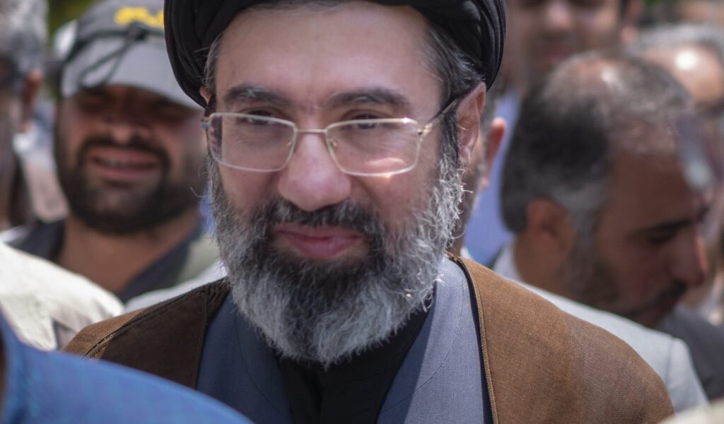 Mojtaba Khamenei, fiul fostului lider suprem iranian, pare să fie în viață și activ după atacurile recente Mojtaba Khamenei, fiul lui Ali Khamenei, fostul lider suprem al Iranului, se află într-o stare bună de sănătate și gestionează „probleme importante ale țării”, conform informațiilor vehiculate de presa iraniană