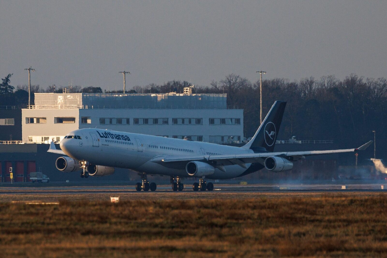 Criza din Orientul Mijlociu: Zbor charter Air France întors din cauza rachetelor, zeci de mii de israelieni blocați Un zbor charter Air France, organizat de guvernul francez pentru a repatria cetățeni din Emiratele Arabe Unite, a fost nevoit să se întoarcă joi din cauza tirurilor de rachete din zonă