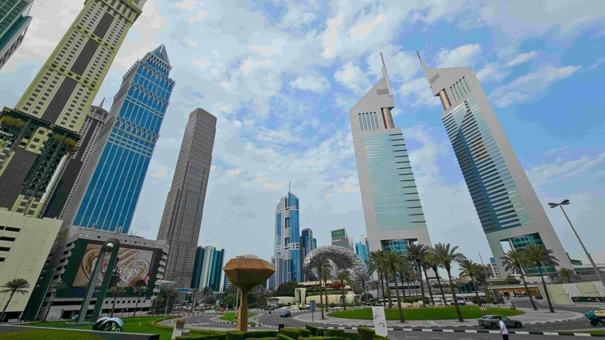 Emiratele Arabe Unite, grav afectate de conflictul din Orientul Mijlociu Războiul din Orientul Mijlociu, declanșat recent, a lovit puternic Emiratele Arabe Unite (EAU), țara fiind a doua cea mai afectată, după Israel, de la începerea ostilităților