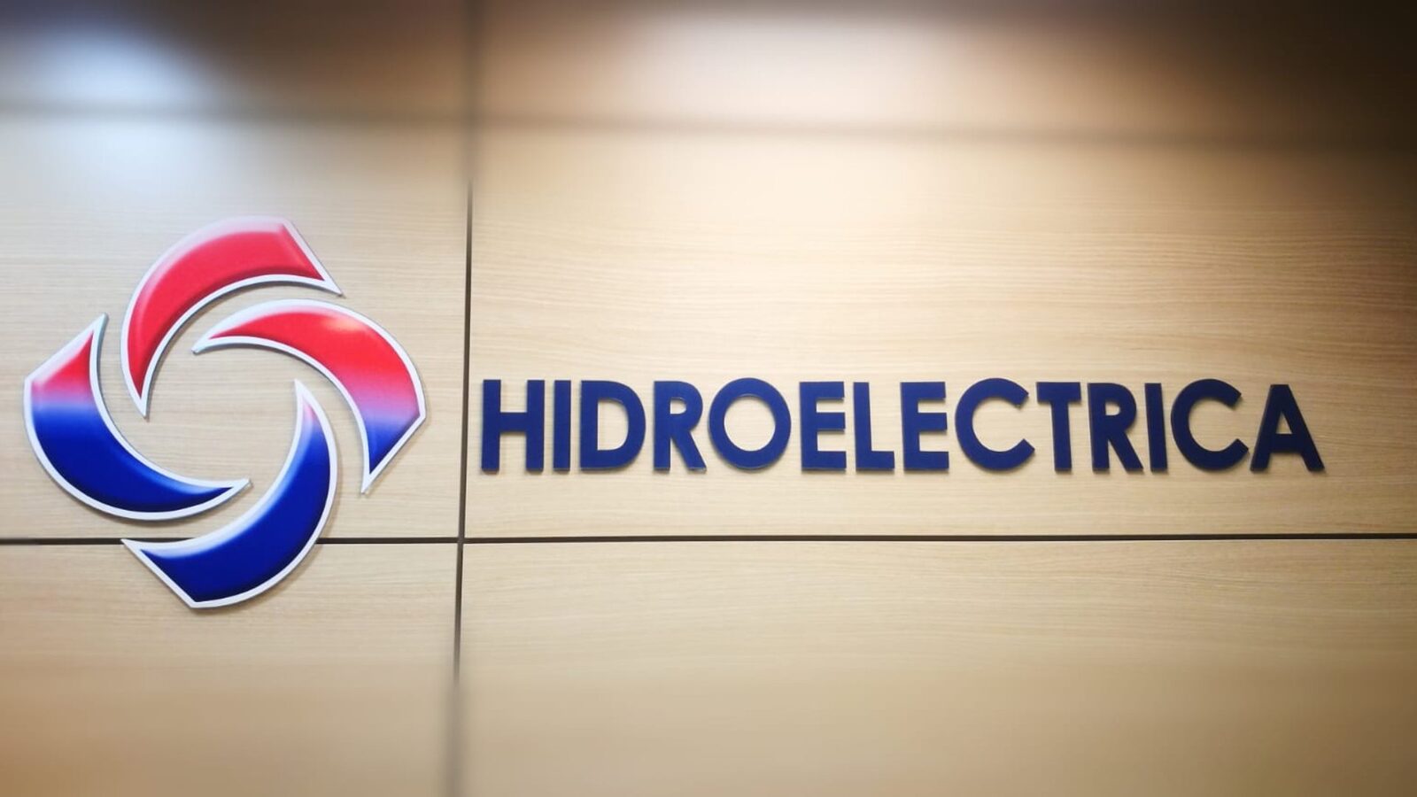 Hidroelectrica caută din nou șefi: România a ratat fonduri europene din cauza unei numiri eșuate Hidroelectrica, cel mai mare producător de energie din România, a reluat procesul de selecție pentru directorul general și directorul financiar