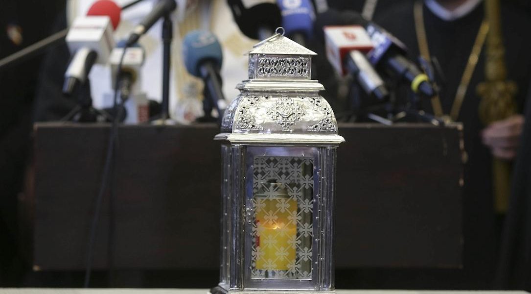 Lumina Sfântă de la Ierusalim va ajunge în România pentru Paște, în ciuda tensiunilor din regiune Israelul depune eforturi pentru a facilita transportul Luminii Sfinte de la Ierusalim la București, în contextul sărbătorilor pascale ortodoxe
