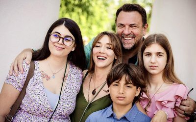Horia Brenciu, blocat în Kuala Lumpur din cauza problemelor de zbor, se întoarce în România pentru concerte Horia Brenciu și familia sa se confruntă cu o situație dificilă în urma anulării unor zboruri cu destinația Singapore, din cauza conflictelor din zona de război
