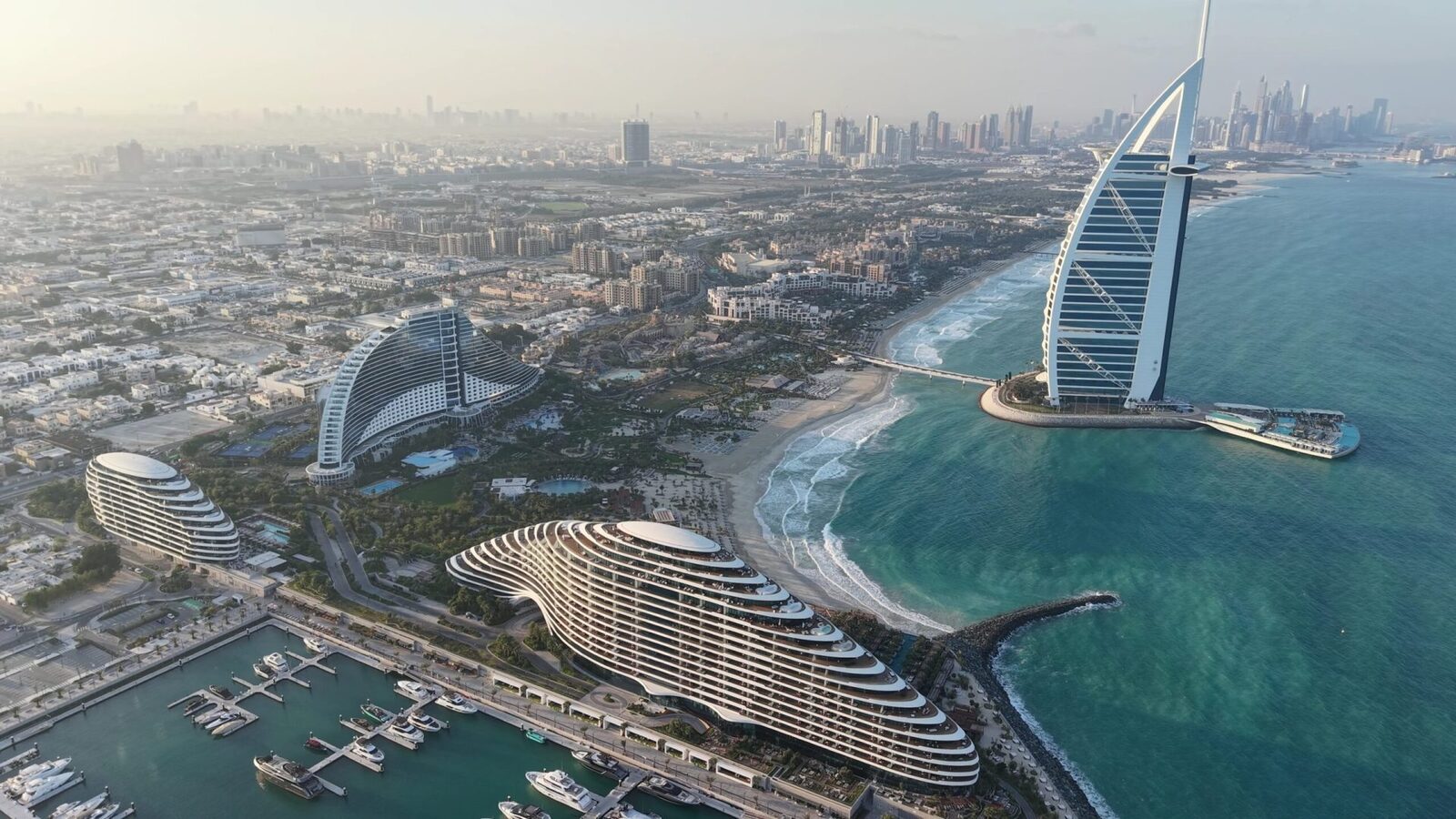 Dubaiul, în fața unei crize în turism: hotelurile reduc prețurile și se orientează spre rezidenți Hotelurile de lux din Dubai sunt nevoite să scadă prețurile și să atragă turiștii locali, pe fondul scăderii numărului de zboruri internaționale și al avertismentelor cu privire la călătoriile în regiune