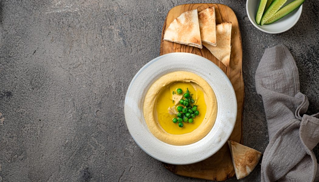 Humusul, vedeta bucătăriei orientale, cucerește România Humusul, apreciat pentru gustul său cremos și beneficiile nutriționale, a devenit un preparat popular în România în ultimii ani