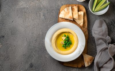 Humusul, vedeta bucătăriei orientale, cucerește România Humusul, apreciat pentru gustul său cremos și beneficiile nutriționale, a devenit un preparat popular în România în ultimii ani