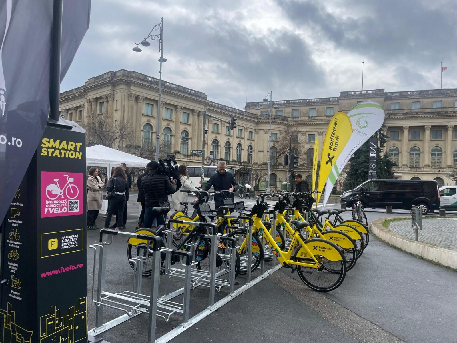 i’velo revine pe străzile Bucureștiului, dar infrastructura pentru biciclete rămâne o provocare Sistemul de bike-sharing i’velo a fost relansat în București, cu peste 450 de biciclete disponibile în 26 de stații fizice și peste 60 de stații virtuale