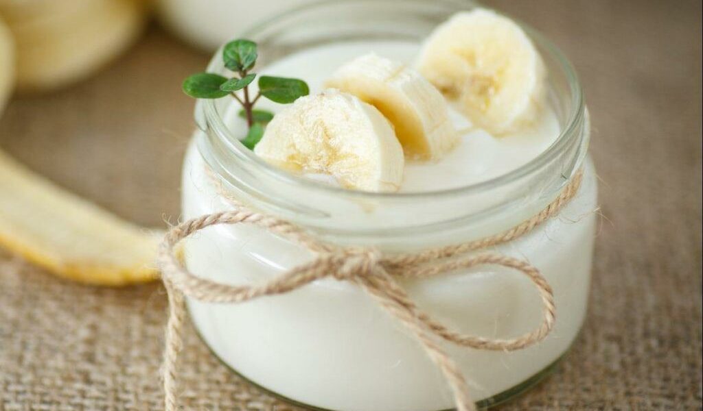 Iaurtul de soia: Un aliat neașteptat în lupta cu colesterolul ridicat Problema colesterolului crescut afectează milioane de români, reprezentând un factor major de risc pentru bolile cardiovasculare, infarctul sau accidentul vascular cerebral