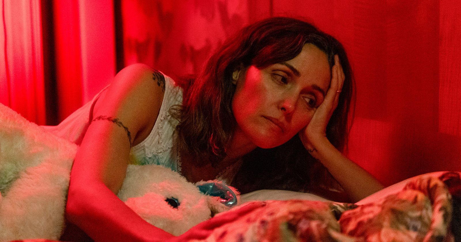 „If I Had Legs I’d Kick You”: O Privire Necruțătoare Asupra Suferinței Umane, Acum în Cinematografele Italiene Filmul „If I Had Legs I’d Kick You”, regizat de Mary Bronstein, va ajunge în cinematografele italiene pe 5 martie