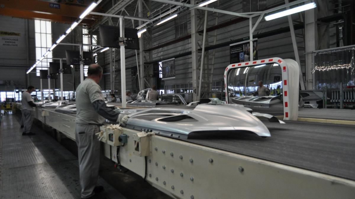 Bolojan, despre restructurările Dacia: Pierderi economice, semnal de alarmă