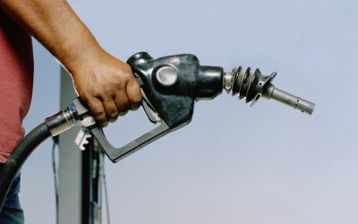 Guvernul limitează exporturile de combustibil, în contextul discuțiilor privind prețurile Premierul Ilie Bolojan a anunțat duminică, într-un interviu, că Guvernul a luat măsuri pentru a limita exporturile de combustibil și a discutat cu marii operatori de pe piața românească, inclusiv OMV Petrom, pentru a evalua stocurile și a gestiona prețurile la pompă